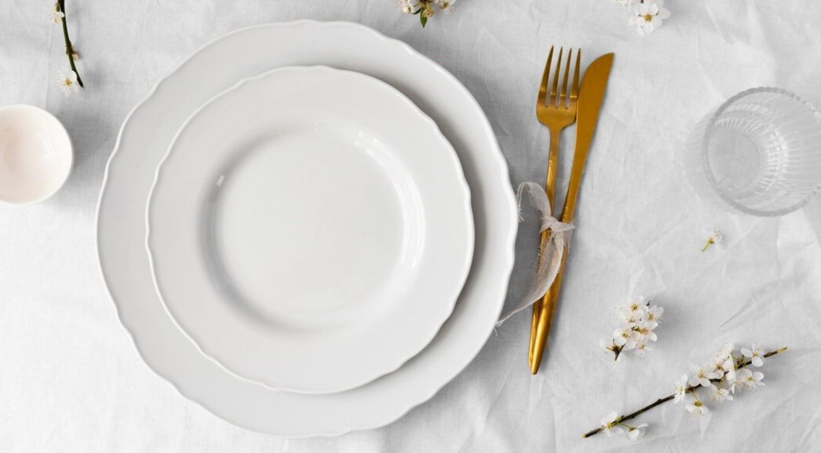 1-fondo-mesa-con-plato-y-cubiertos-para-carta-de-platos_1630x900