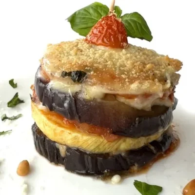 Milhojas de berenjena, tomate y mozzarella