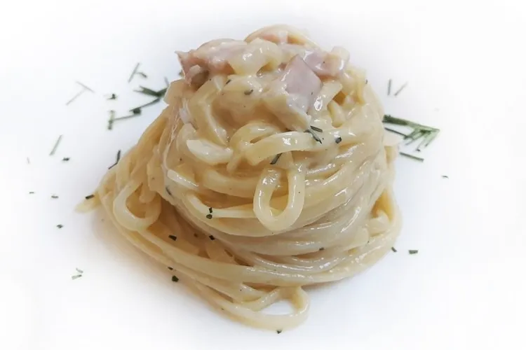Timbal de tallarines con salsa carbonara