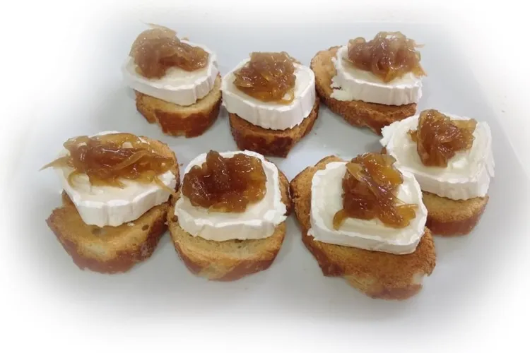 Queso de cabra con cebolla caramelizada