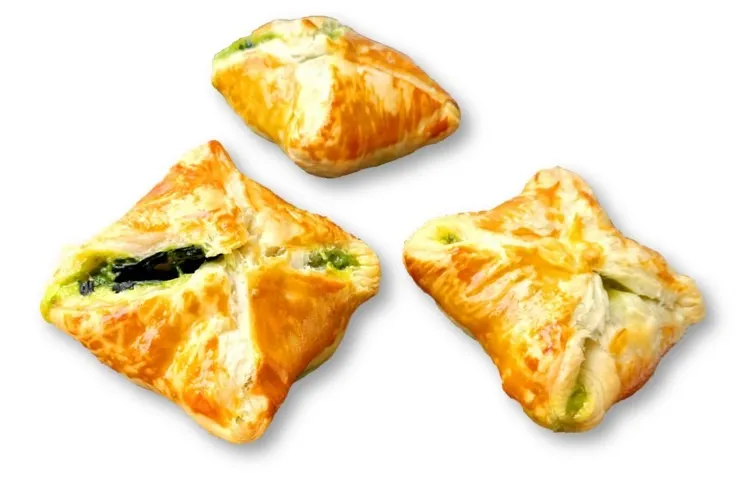 Saquitos de hojaldre con espinacas, bechamel y piñones