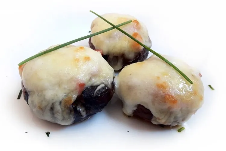 Setas gratinadas rellenas de cerdo con salsa de mostaza