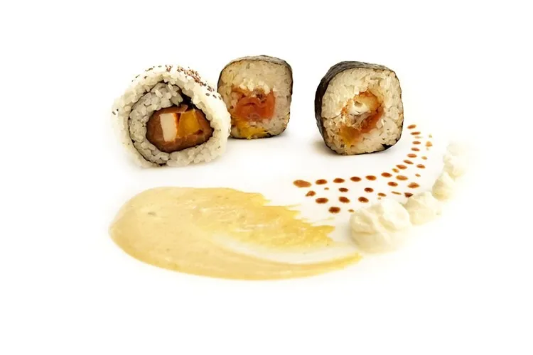 Sushi con cangrejo ruso, salmón ahumado y salsa agridulce