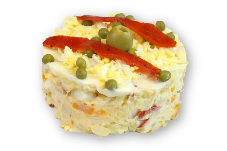 Timbal de ensaladilla rusa con huevo, espárragos, bonito y mayonesa