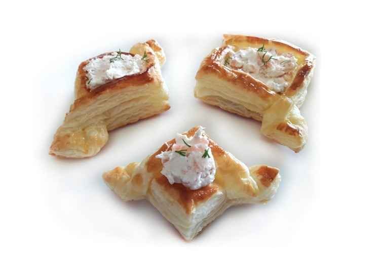 Volován relleno de salmón ahumado, queso crema y nueces