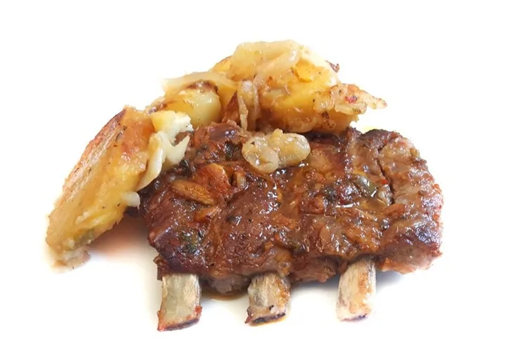 Costilla de cerdo con patatas panadera