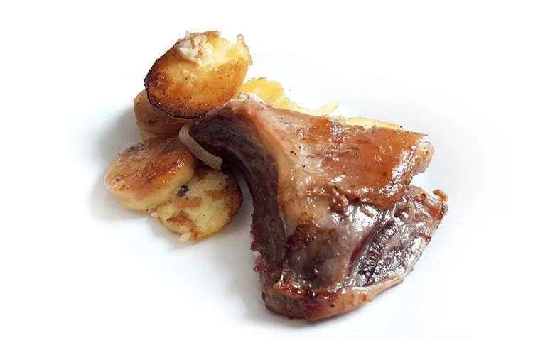 Timbal de cordero lechal asado con patatas panadera