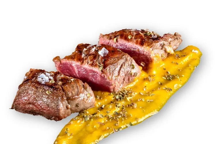 Pluma Ibérica con crema de boniato y hierbas provenzales